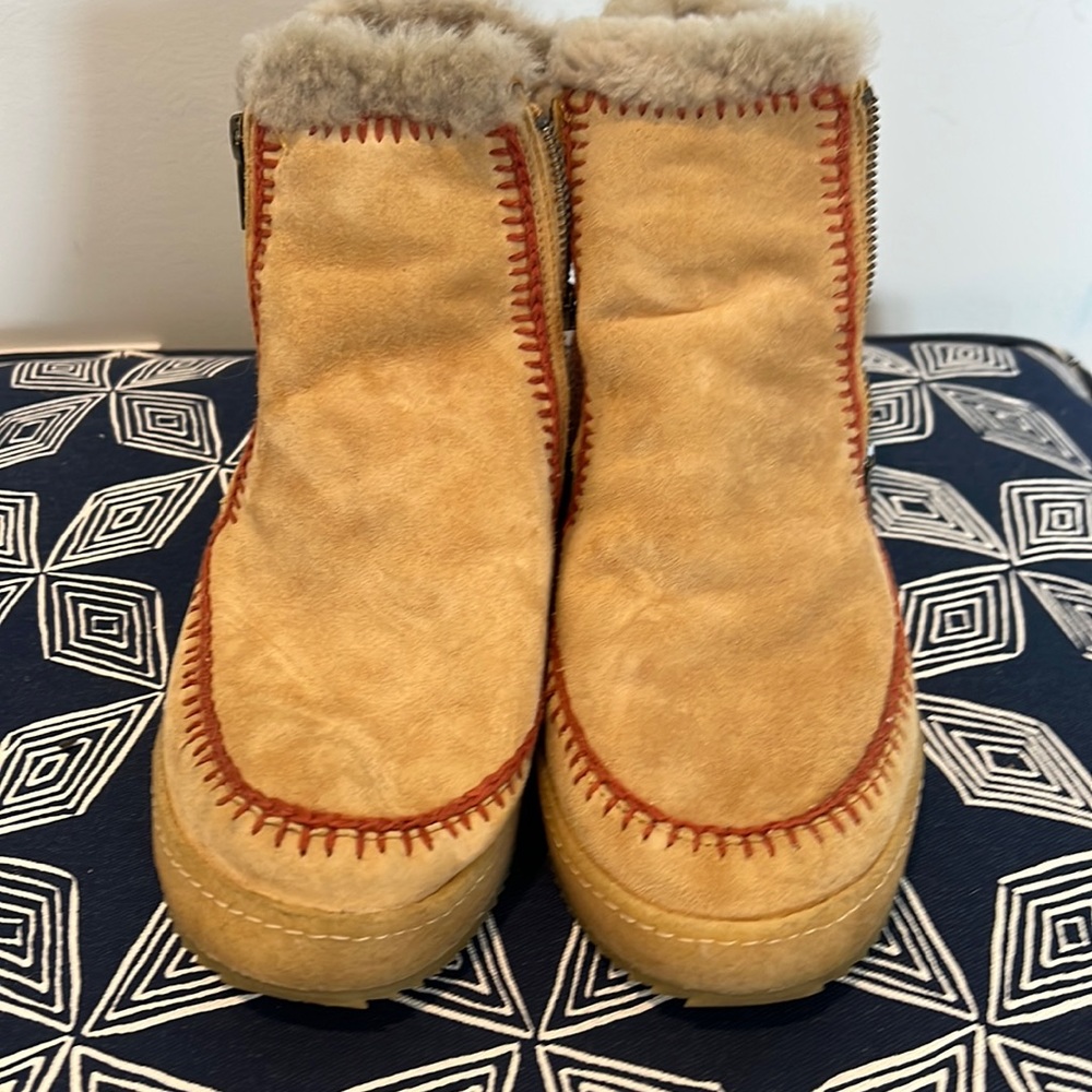 Laidback London setsu lined suede zip boots. Size 40. Tan with rust stitching.